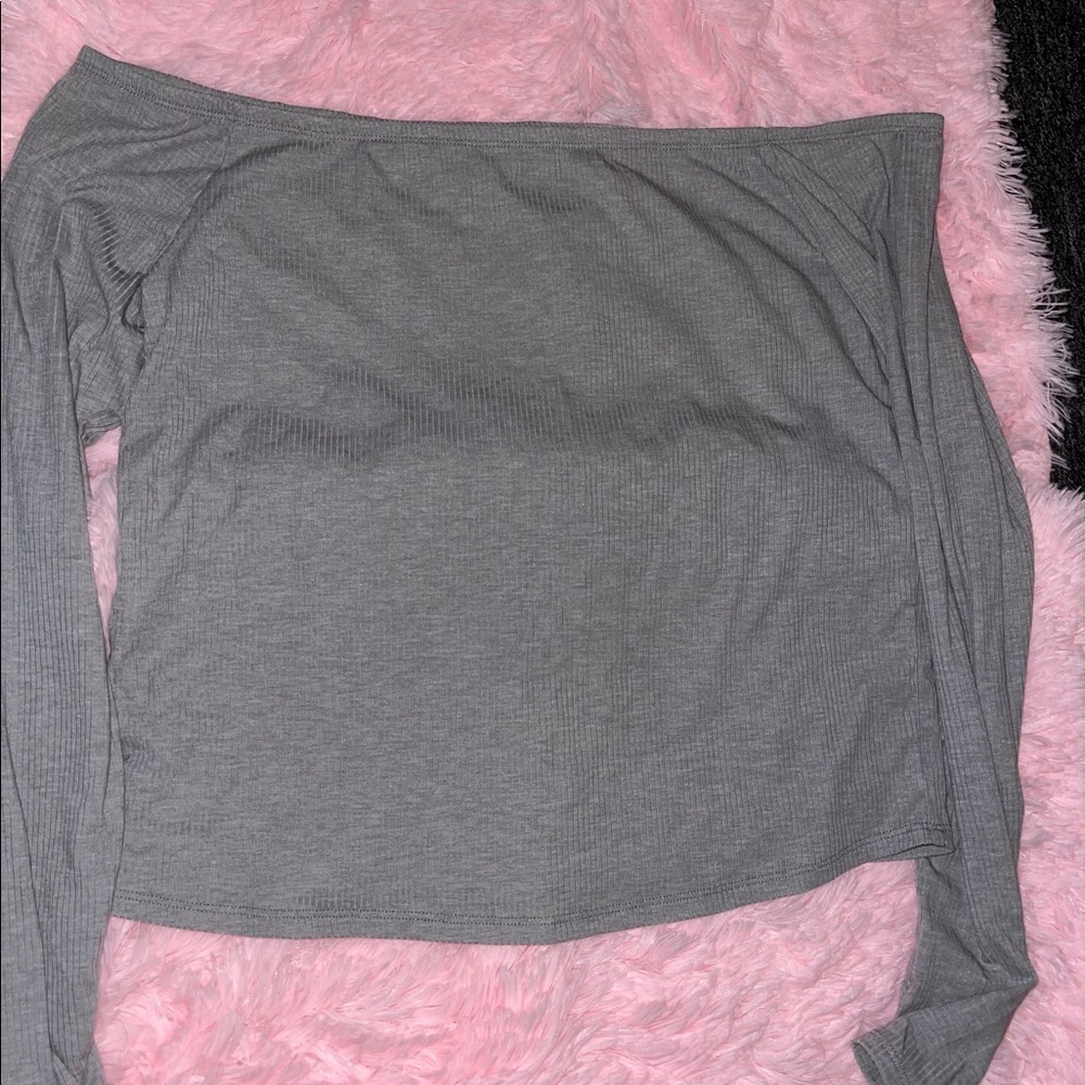 Off the shoulder gray tee